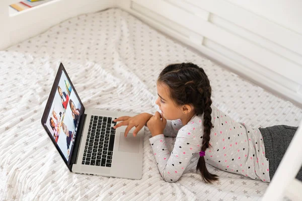 Menina fazendo seu dever de casa em casa e usando um laptop — Fotografia de Stock