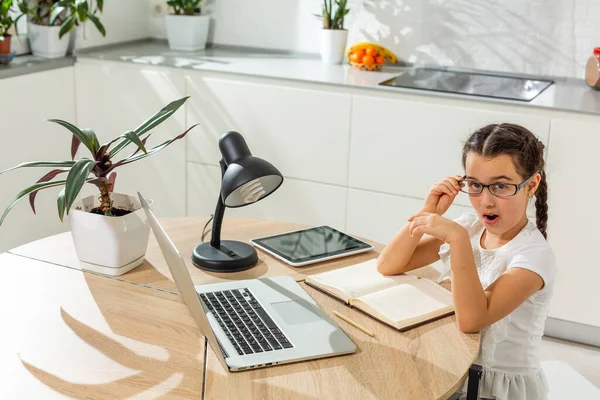 Distansundervisning för barn. Söt liten flicka som använder laptop hemma. Utbildning, nätstudier, hemstudier, teknik, vetenskap, framtid, distansundervisning, läxor, skolflicka barn livsstil koncept. — Stockfoto