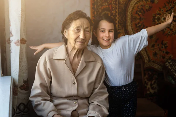 Uma menina está rindo com sua bisavó — Fotografia de Stock