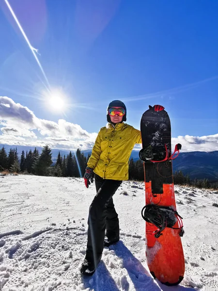 Jovem mulher feliz em montanhas nevadas. Inverno férias desportivas. — Fotografia de Stock