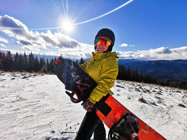 Eine Person steht auf einem schneebedeckten Hang — Stockfoto