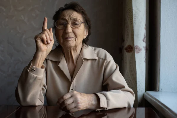 Senior mulher apontando com o dedo — Fotografia de Stock