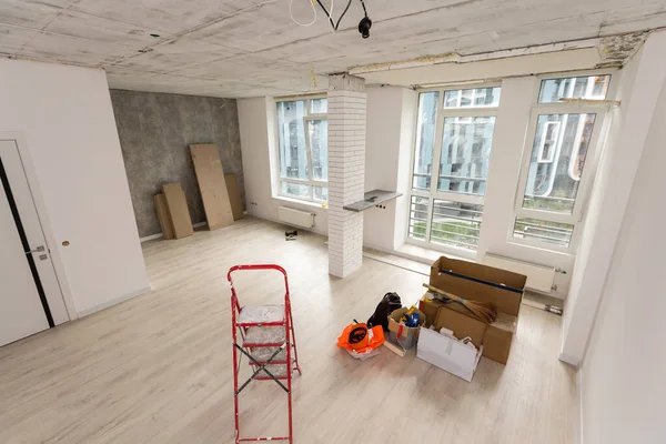 Innenraum der Wohnung mit Materialien während der Renovierung und des Baus, Umbau der Wand aus Gipskartonplatten oder Trockenbau — Stockfoto