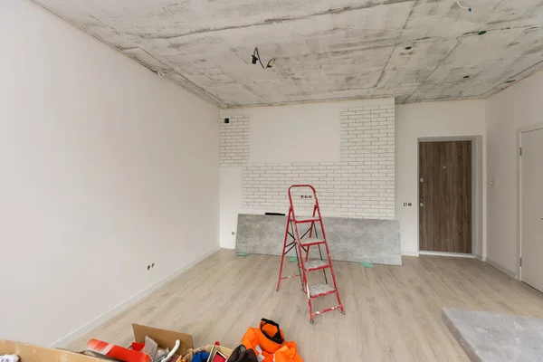 翻新和施工期间，用石膏石膏板或干墙整修墙壁时，有材料的公寓的内部 — 图库照片