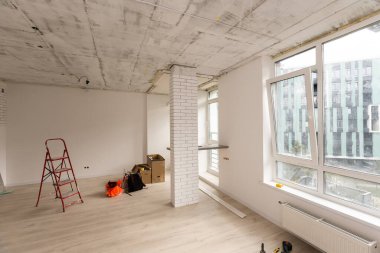 Yenileme ve inşaat sırasında malzemelerin bulunduğu dairenin içinde, alçı taşı veya alçıpandan duvarı yeniden modelle
