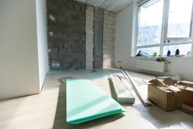 Boya malzemeleriyle dolu bir odada ev yenileme