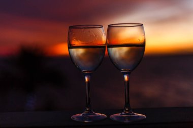 Bir kadeh kırmızı şarap.