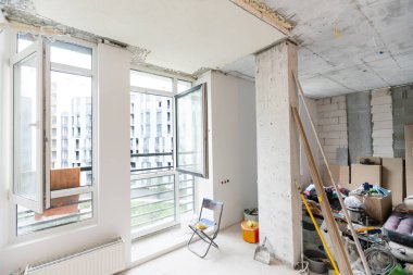 Yenileme ve inşaat sırasında malzemelerin bulunduğu dairenin içinde, alçı taşı veya alçıpandan duvarı yeniden modelle