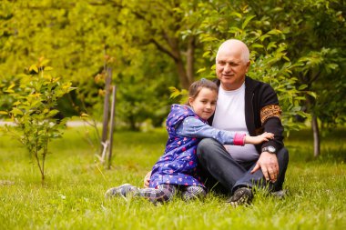 Güzel torun yaşlı, nazik büyükbabasını ziyaret ediyor..