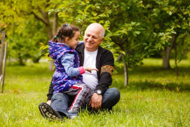 Güzel torun yaşlı, nazik büyükbabasını ziyaret ediyor..