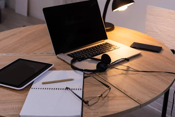 Büro zu Hause mit IT-Ausstattung und Online-Kommunikation. Arbeiten von zu Hause aus und Fernzugriffskonzepte. — Stockfoto