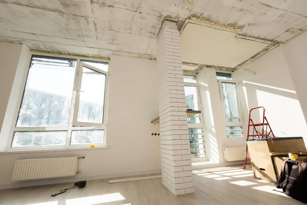 Wnętrze apartamentu z materiałami podczas remontu i budowy, przebudowa ściany z płyt gipsowo-kartonowych lub płyt gipsowo-kartonowych — Zdjęcie stockowe