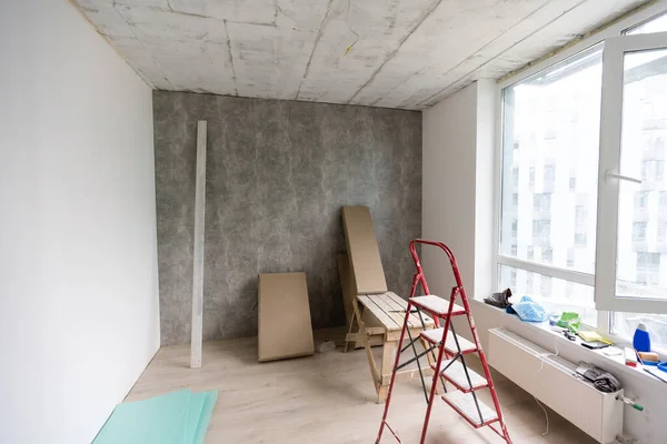 Interieur van appartement met materialen tijdens de renovatie en bouw, renovatie muur van gipsplaten of gipsplaten — Stockfoto