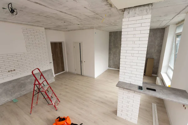 Intérieur de l'appartement avec des matériaux pendant la rénovation et la construction, remodeler mur de placoplâtre ou cloison sèche — Photo