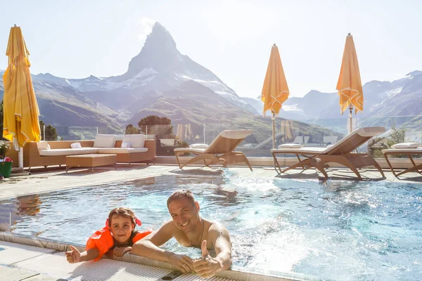 Famiglia In Piscina In Montagna. Bella scena all'aperto in Alpi svizzere, Svizzera, Europa. — Foto Stock