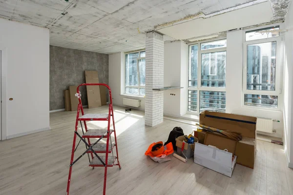 翻新和施工期间，用石膏石膏板或干墙整修墙壁时，有材料的公寓的内部 — 图库照片