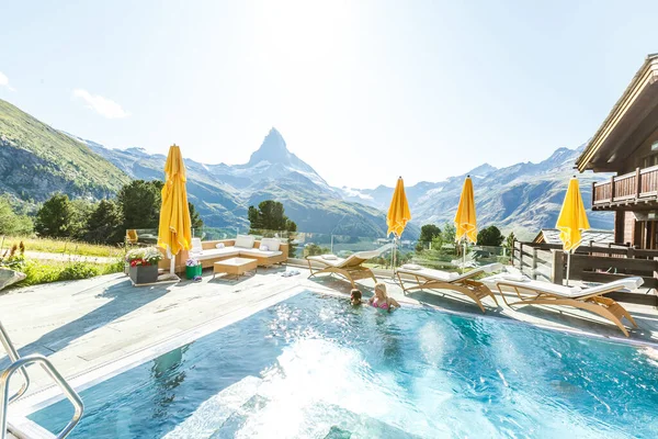 Madre e bambina nuotare in piscina in montagna — Foto Stock