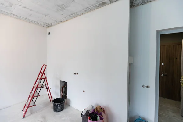 Casa renovação na sala cheia de ferramentas de pintura — Fotografia de Stock
