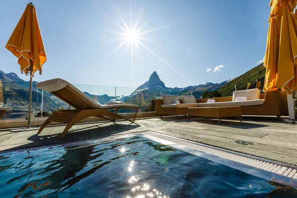 Bellissimo balcone con lettini e piante con splendida vista sulle montagne sullo sfondo e cielo blu — Foto Stock