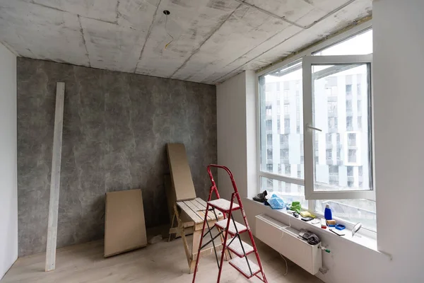 Lakásfelújítás a festészeti eszközökkel teli szobában — Stock Fotó
