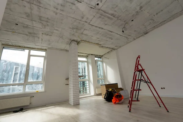 Lakás belseje anyagokkal a felújítás és építés során, felújított fal gipszkartonból vagy gipszkartonból — Stock Fotó
