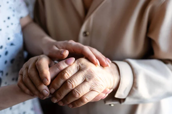 Невпізнана бабуся і її онука тримаються за руки . — стокове фото
