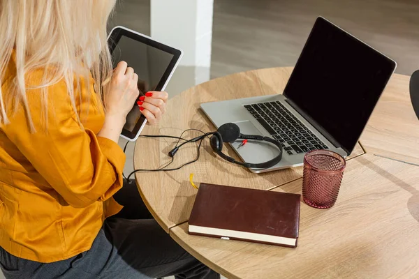 Mooie blanke vrouw die aan laptop werkt. Keuken achtergrond. — Stockfoto