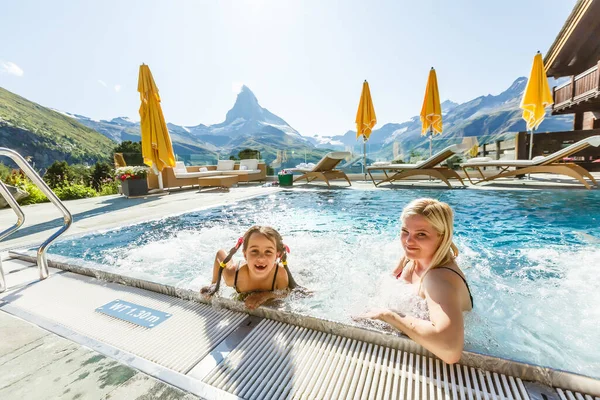 Madre e bambina nuotare in piscina in montagna — Foto Stock