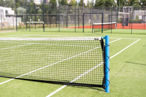 Tenis ağı ve saha. Tenis oynuyorum. Sağlıklı yaşam tarzı — Stok fotoğraf
