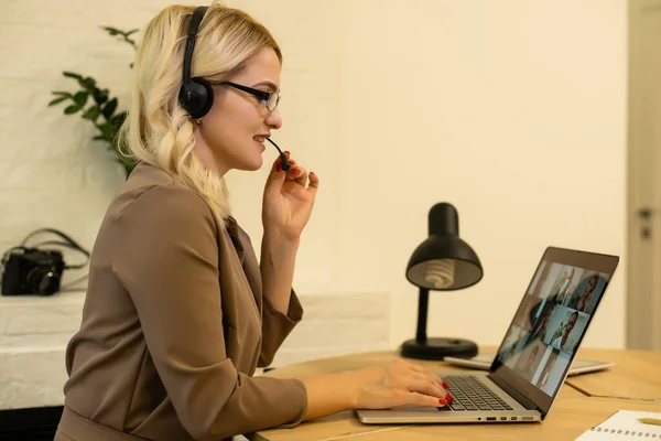 Afstandelijke onderhandelingen geleid door de Kaukasische bankmanager zakenvrouw uit de 30. Hoofdfoto portretten mooie vrouw web cam view. Virtuele chat applicatie wereldwijd eenvoudig gebruik concept — Stockfoto