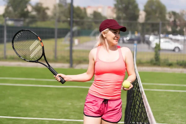 Bonita desportista com raquete no campo de ténis. Estilo de vida saudável — Fotografia de Stock