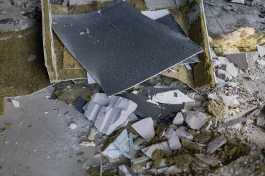 Tamir edilmeden inşaatçılardan sonra büyük bir daire boşaltmak. Tadilata başlayın. Yeni ev.