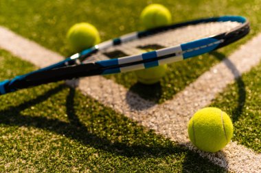 Tenis raketi boş tenis kortunda
