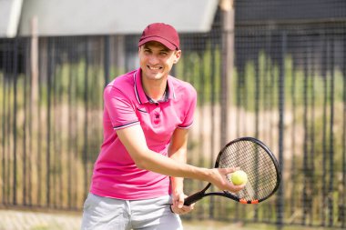 Genç adam tenis oynuyor. Sağlıklı yaşam tarzı