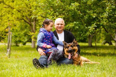 Küçük kız büyükbabasıyla parkta vakit geçiriyor..