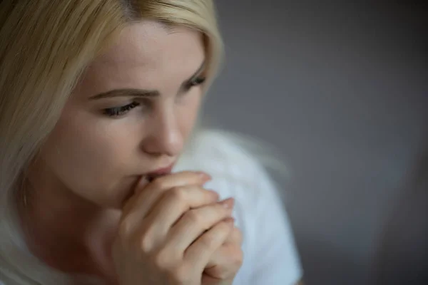 Close-up portret van een jonge blanke vrouw bidden — Stockfoto