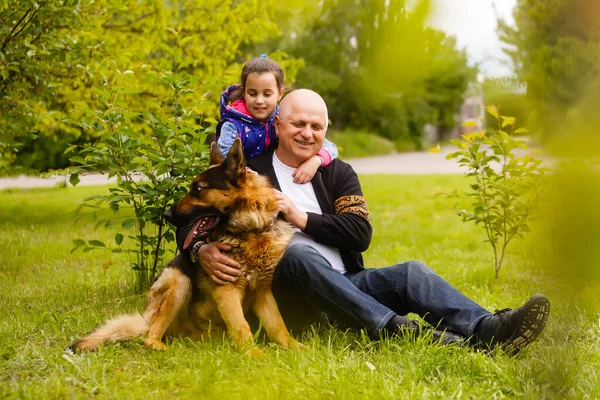 Abuelo y nieta tomando perro para caminar — Foto de Stock