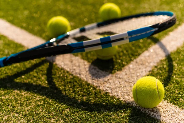 Tennisschläger Auf Leerem Tennisplatz — Stockfoto