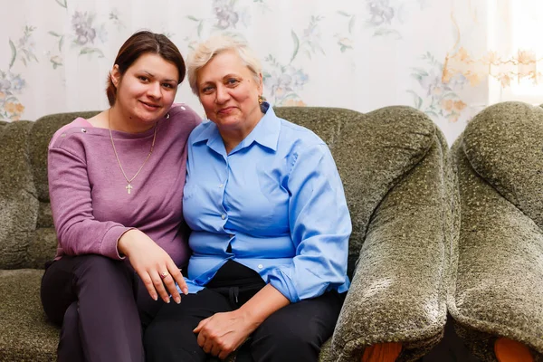 Mooie vrouw en senior moeder thuis — Stockfoto