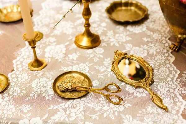 Ένα Χρυσό Δαχτυλίδι Ένα Τραπέζι Υψηλής Ποιότητας Φωτογραφία — Φωτογραφία Αρχείου