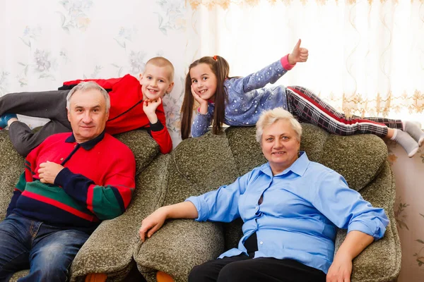 Les grands-parents et leurs jeunes petits-enfants se relaxent à la maison — Photo