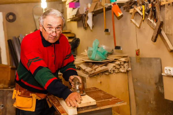 Trabalhos de carpinteiro em uma oficina para a produção de mobiliário vintage — Fotografia de Stock