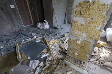 Tamir edilmeden inşaatçılardan sonra büyük bir daire boşaltmak. Tadilata başlayın. Yeni ev.