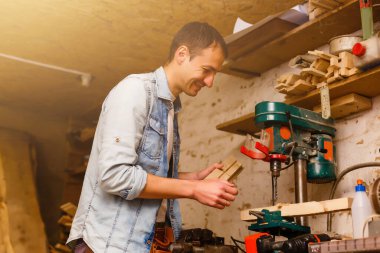 Atölyedeki olgun marangoz görüntüsü