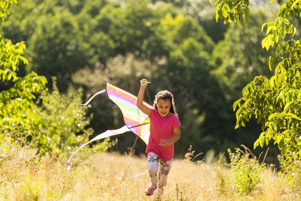Маленька дівчинка біжить на відкритому повітрі з повітрям — стокове фото