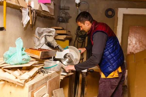 Apuesto carpintero trabajo en carpintería. Él es empresario exitoso en su lugar de trabajo. —  Fotos de Stock