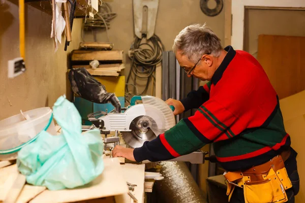 Snickare gör sitt jobb i snickarverkstad. — Stockfoto