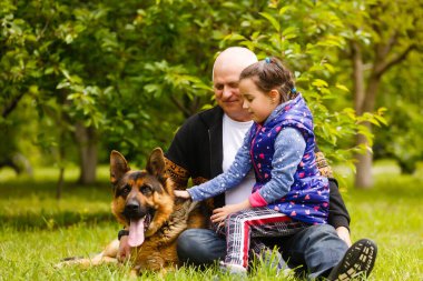 Güzel torun yaşlı, nazik büyükbabasını ziyaret ediyor..