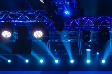 Sahnenin önünde parlak bir ışık. Yüksek kalite fotoğraf