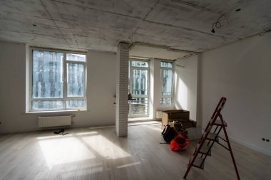 Yenileme ve inşaat sırasında malzemelerin bulunduğu dairenin içinde, alçı taşı veya alçıpandan duvarı yeniden modelle